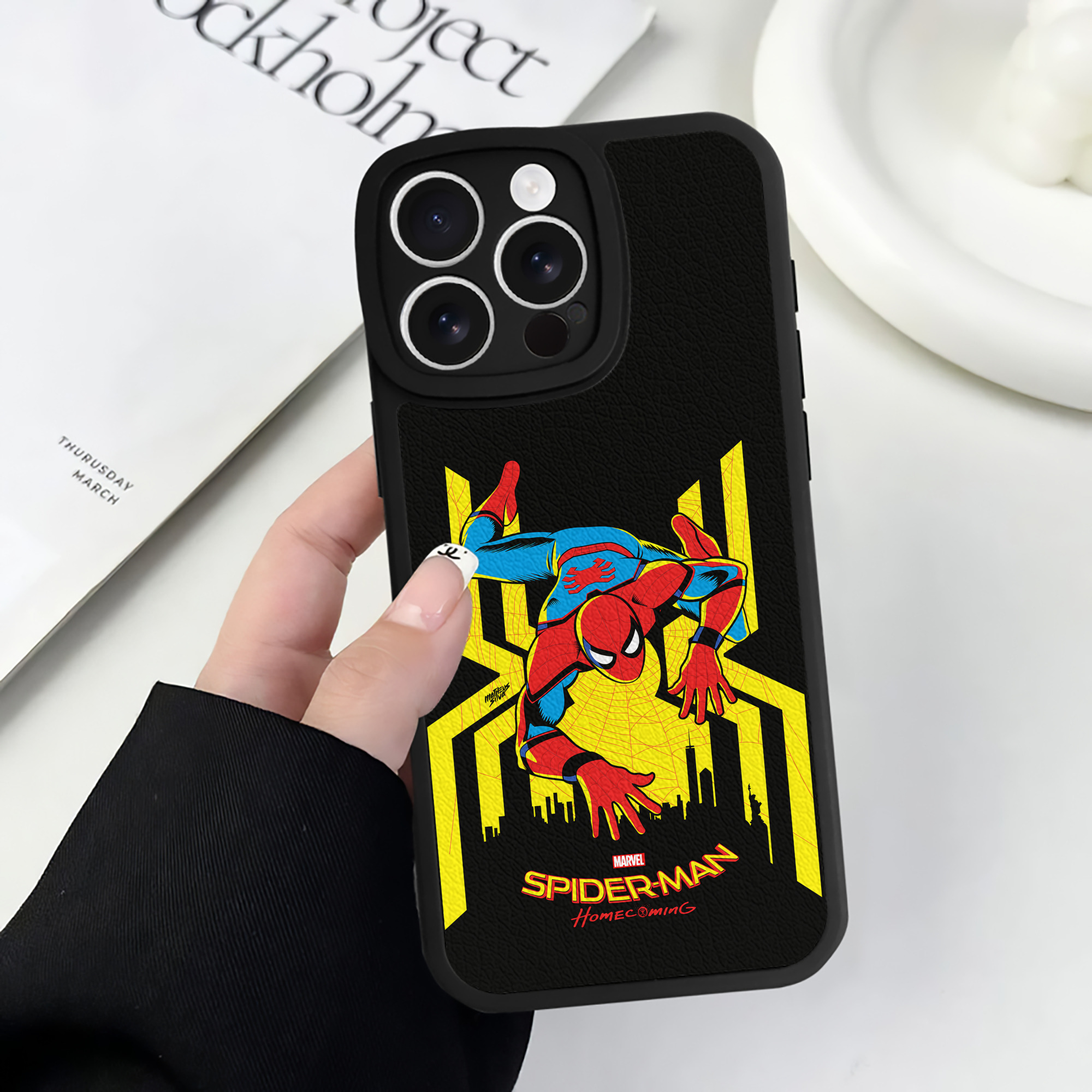 （画像用） Spider Man スパイダーマン 【iPhone 16シリーズ対応】シリコンスマホケース（レザー調） 材質：シリコン